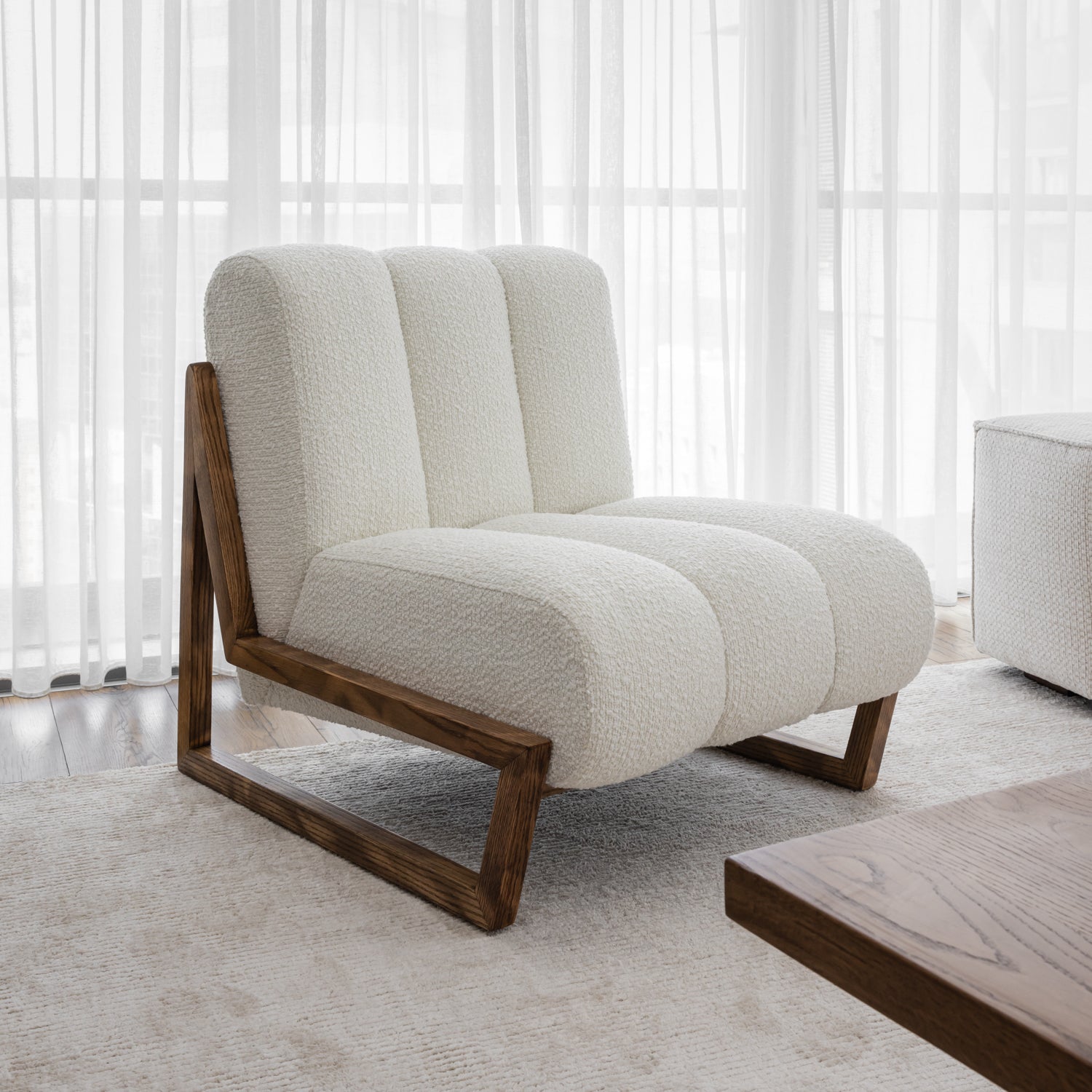 KUKU | כורסא מרופדת בבד בוקלה ובשילוב עץ אלון מלא