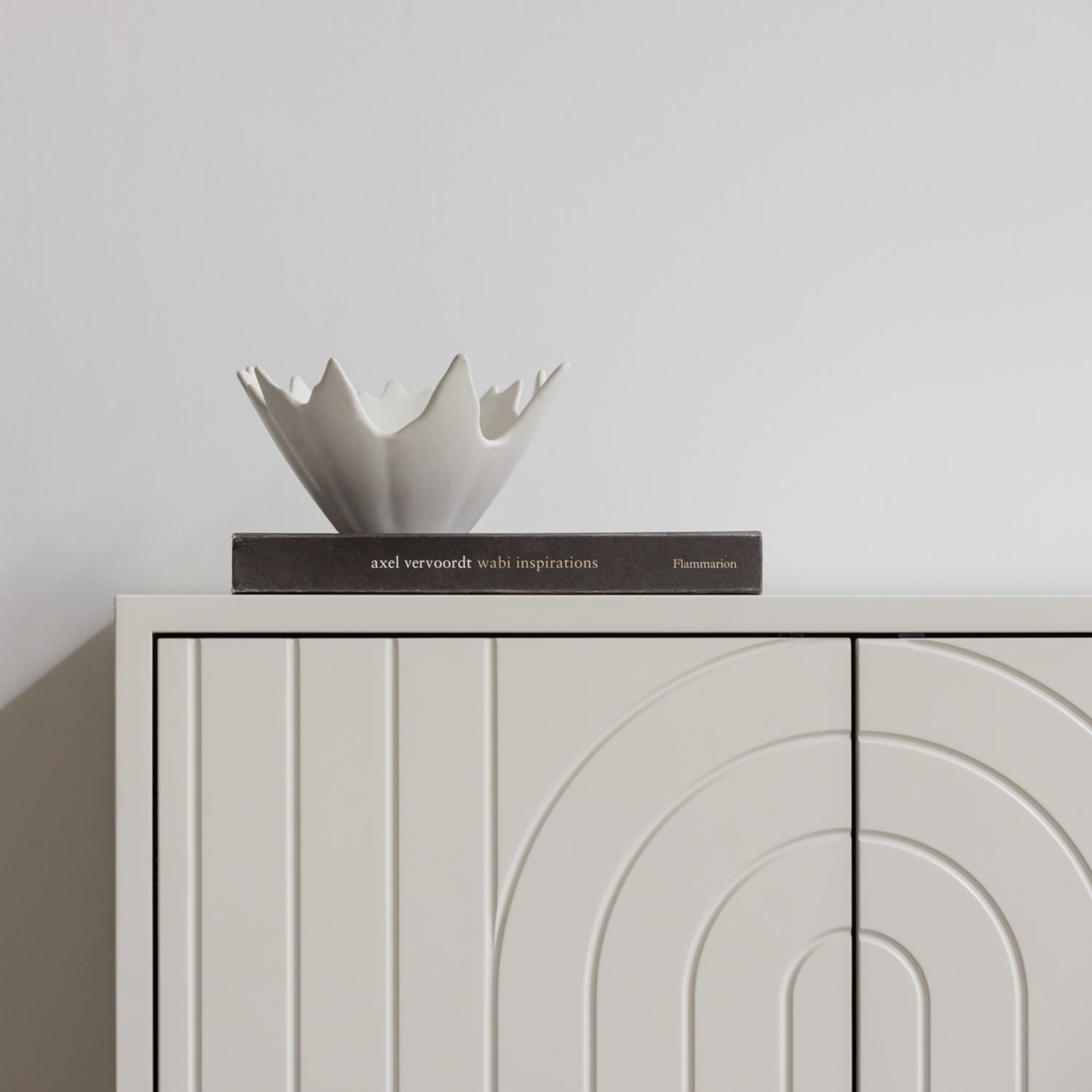EVERLEIGH | שידה נורדית בגוון שמנת עם עיטורי קשתות - KUALA