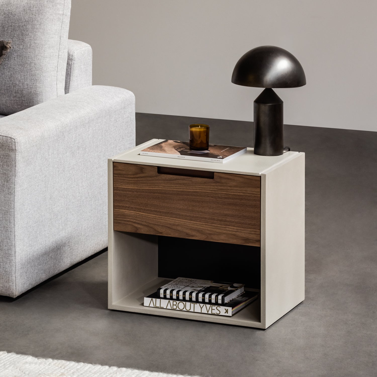 KLEE NIGHTSTAND | שידת לילה משולבת פורמיקה דמוי בטון ואגוז אמריקאי - KUALA