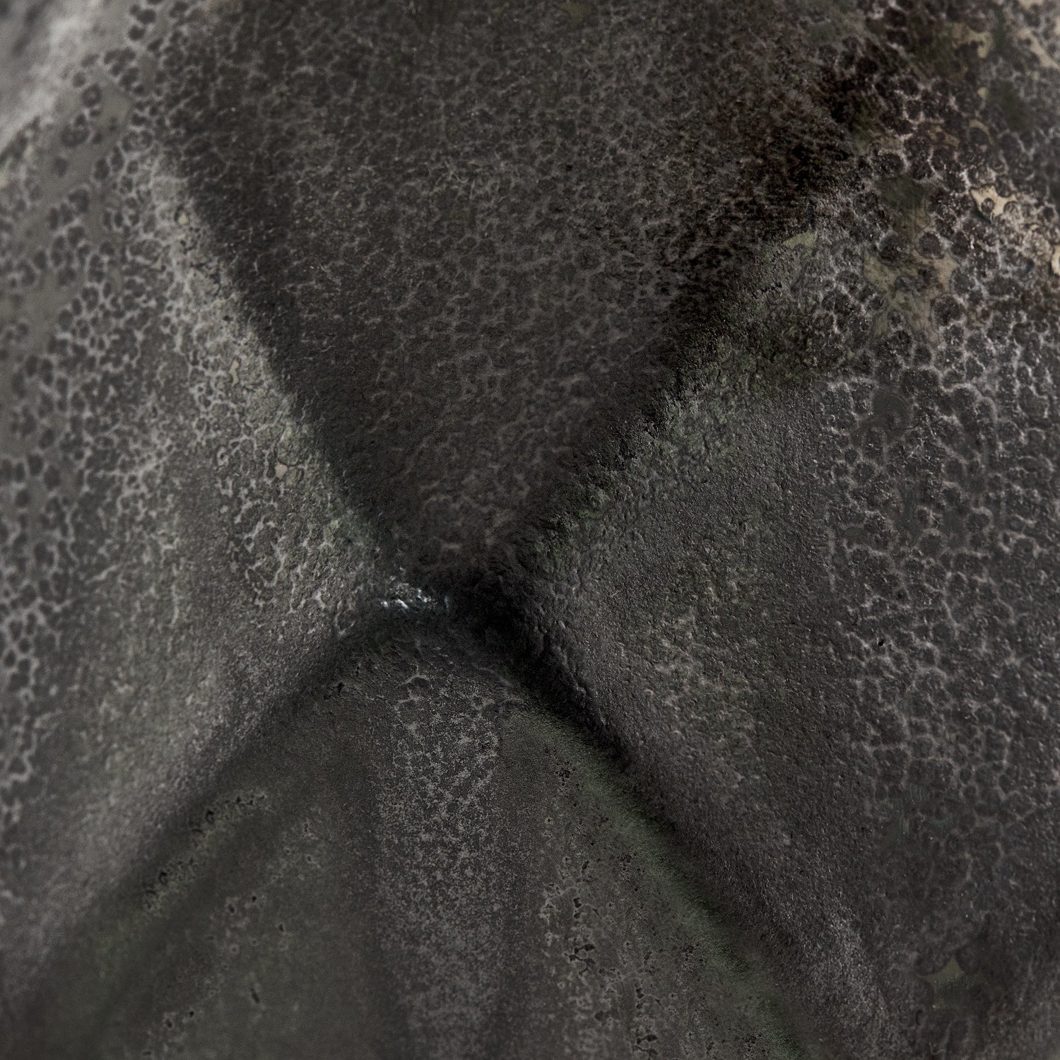 QUADRO | אגרטל קרמיקה מעוצב בגוון שחור מטאלי