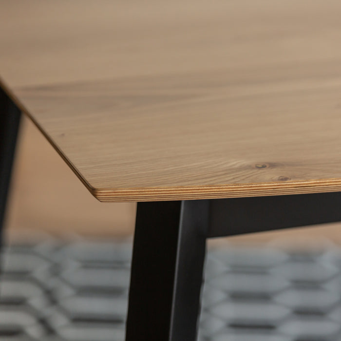 SPONDER | שולחן אוכל בגוון עץ אלון עם רגלי עץ מלא בגוון שחור
