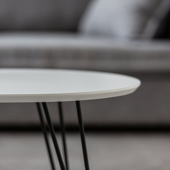 שולחן אובאלי לבן אלגנטי עם רגליות ברזל מושחרות