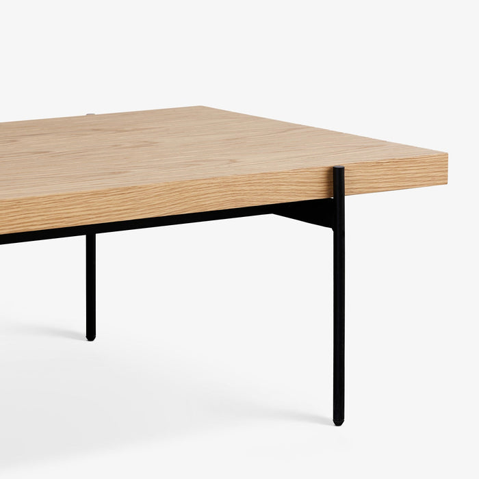 JOLER | שולחן עץ לסלון בגוון טבעי עם חיתוכים