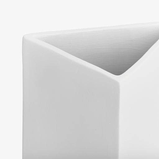 מעבר לעמוד מוצר GAURA | כלי גיאומטרי מעוצב בצורת משולש