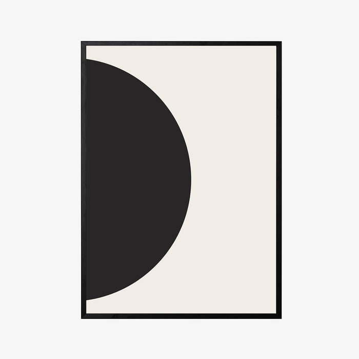 פרינט דיגיטלי של חצי עיגול שחור בצידו השמאלי של הפרינט על גבי רקע בגוון קרם עם מסגרת עץ שחורה