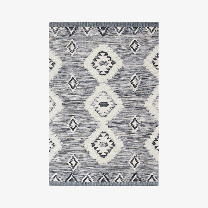  שטיח צמר עם דוגמא של צורות גיאומטריות בגווני אפור ושמנת עם גדילים בפינות