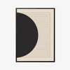 פרינט דיגיטלי של חצי עיגול שחור בצידו השמאלי של הפרינט עם קווים שחורים לרובו, על גבי רקע בגוון קרם עם מסגרת עץ שחורה