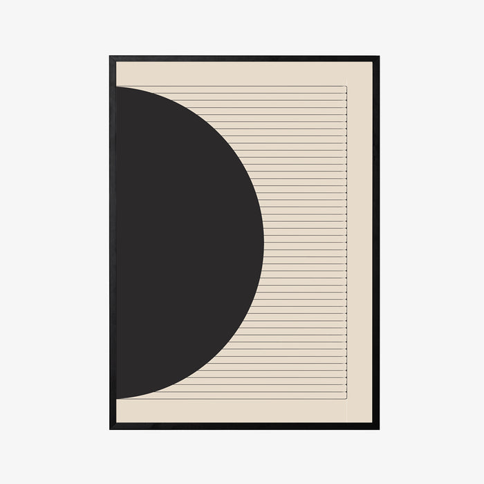 פרינט דיגיטלי של חצי עיגול שחור בצידו השמאלי של הפרינט עם קווים שחורים לרובו, על גבי רקע בגוון קרם עם מסגרת עץ שחורה